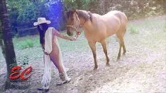 Reproduzir Filmes pornô com cavalos que colocam o pau dela em mulheres xxx na floresta