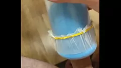 Jouer Session de masturbation maison chaude et torride avec une lampe de poche
