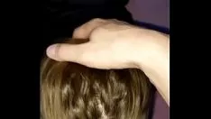 Abspielen Er fickt sein süßes Kind hart in die Muschi, das vom großen Schwanz gewollt wird