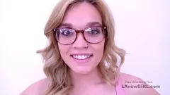 Odtwórz Niesamowita blondynka podczas castingu na kanapie i głębokie gardło