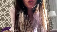 Redare Sesiune solo senzuală: Fata sexy își face plăcere păsărica ei minuscul