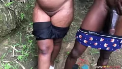 Abspielen Hardcore-Waldfick mit BBW-Big-Arsch und intensivem Cumshot in die lokale Muschi