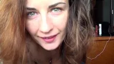 Play Mature brunette masturbates and puts her vibrator in her ass