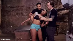 Redare Abanos cu sâni mari supus într-un gangbang intens