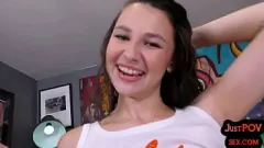 Odtwórz Gorąca wytatuowana laska robi intensywnego loda POV, a następnie zostaje wyruchana w stylu na pieska